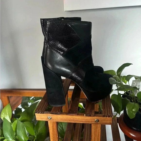Vine Camuto Gilisama Black Ankle Bootie - Picture 7 of 10